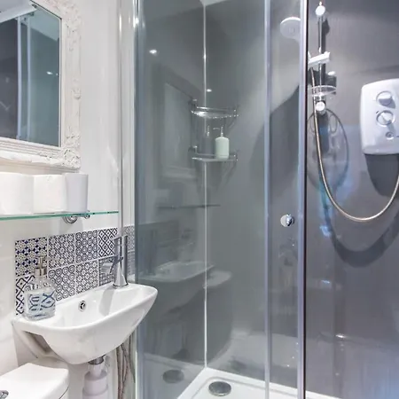 Georgian Townhouse Apartment *