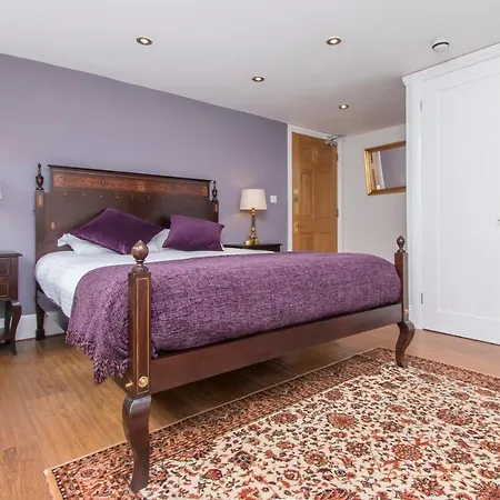 Georgian Townhouse Apartment *